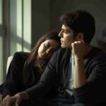 Imagen de una relación de pareja con distancia emocional, donde uno de los miembros muestra necesidad afectiva y apego emocional. Representa la dependencia emocional en pareja, el miedo al abandono y el conflicto interno entre amor y sufrimiento.